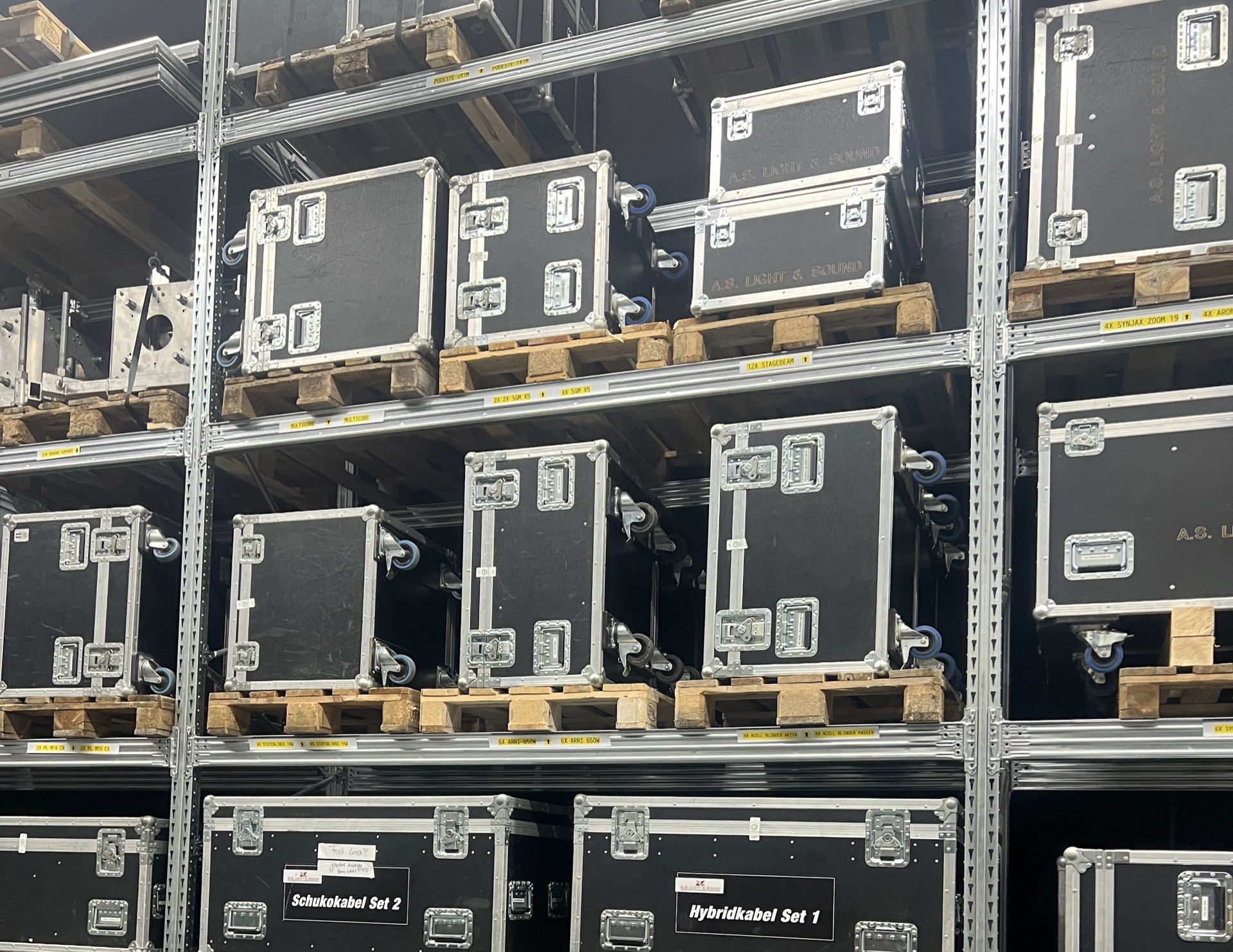 Lagerregal mit Flightcases von A.S. Light & Sound