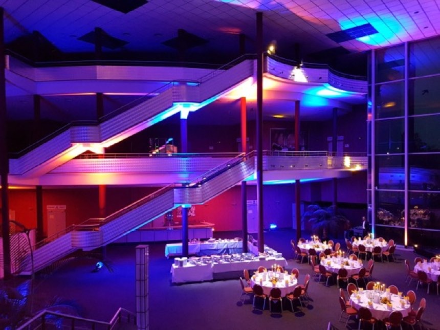 Abendveranstaltung mit Gala-Bestuhlung und farbiger Architekturbeleuchtung