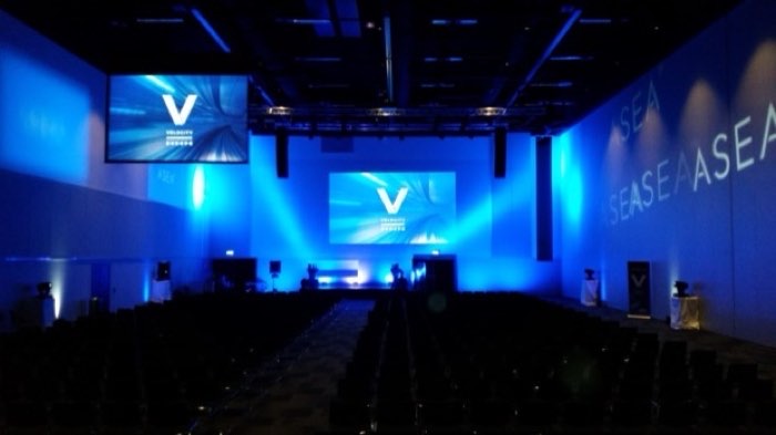 Saal mit zwei Projektionsflächen und blauer Ambientebeleuchtung