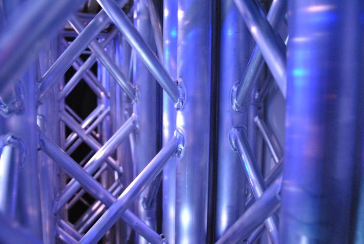Nahaufnahme einer Aluminium-Traverse in blauem Licht