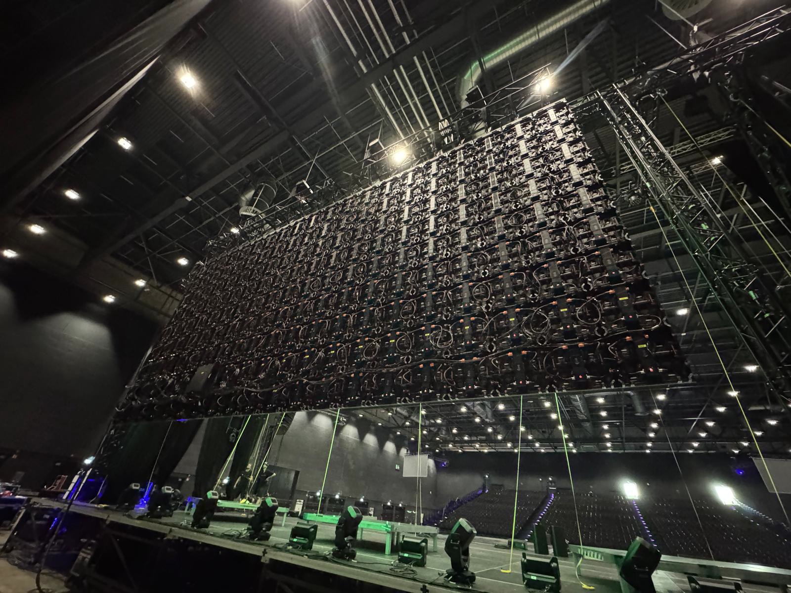 Rückseite einer großen LED-Wand über einer Bühne in einer leeren Halle