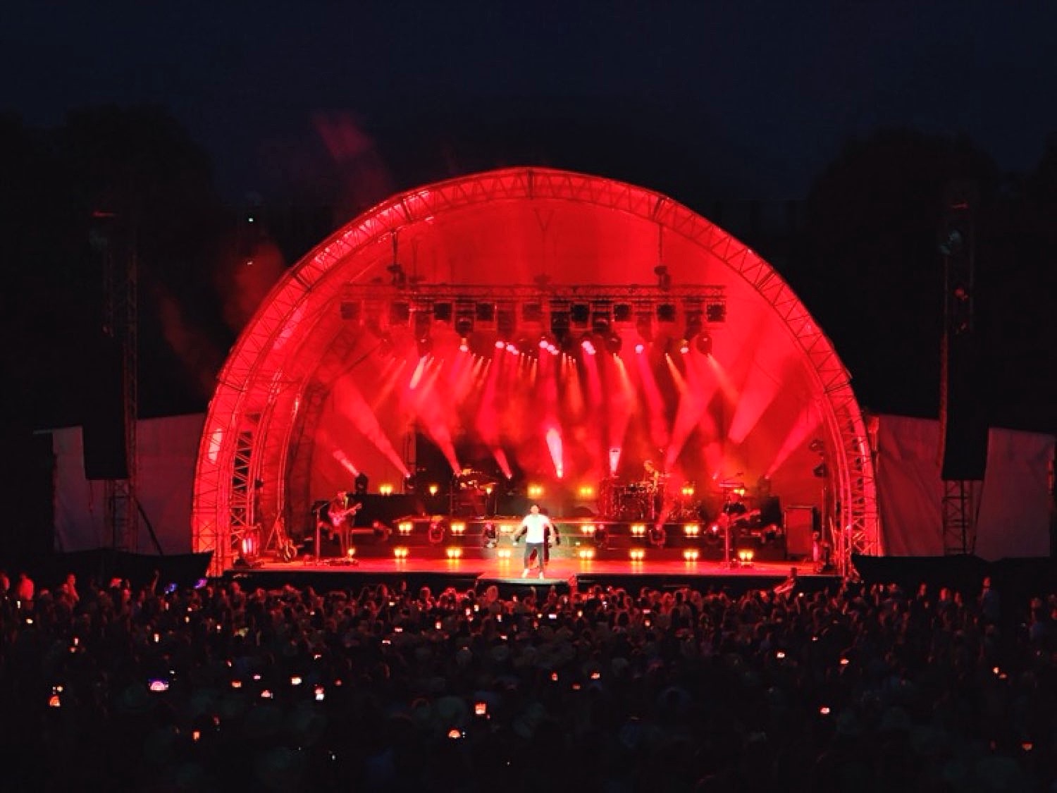 Open-Air-Konzertbühne im Scheinwerferlicht vor großem Publikum