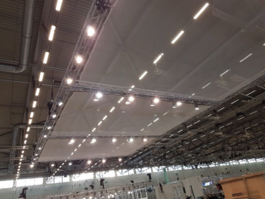 Deckensegel und Traversen unter dem Hallendach einer Messehalle