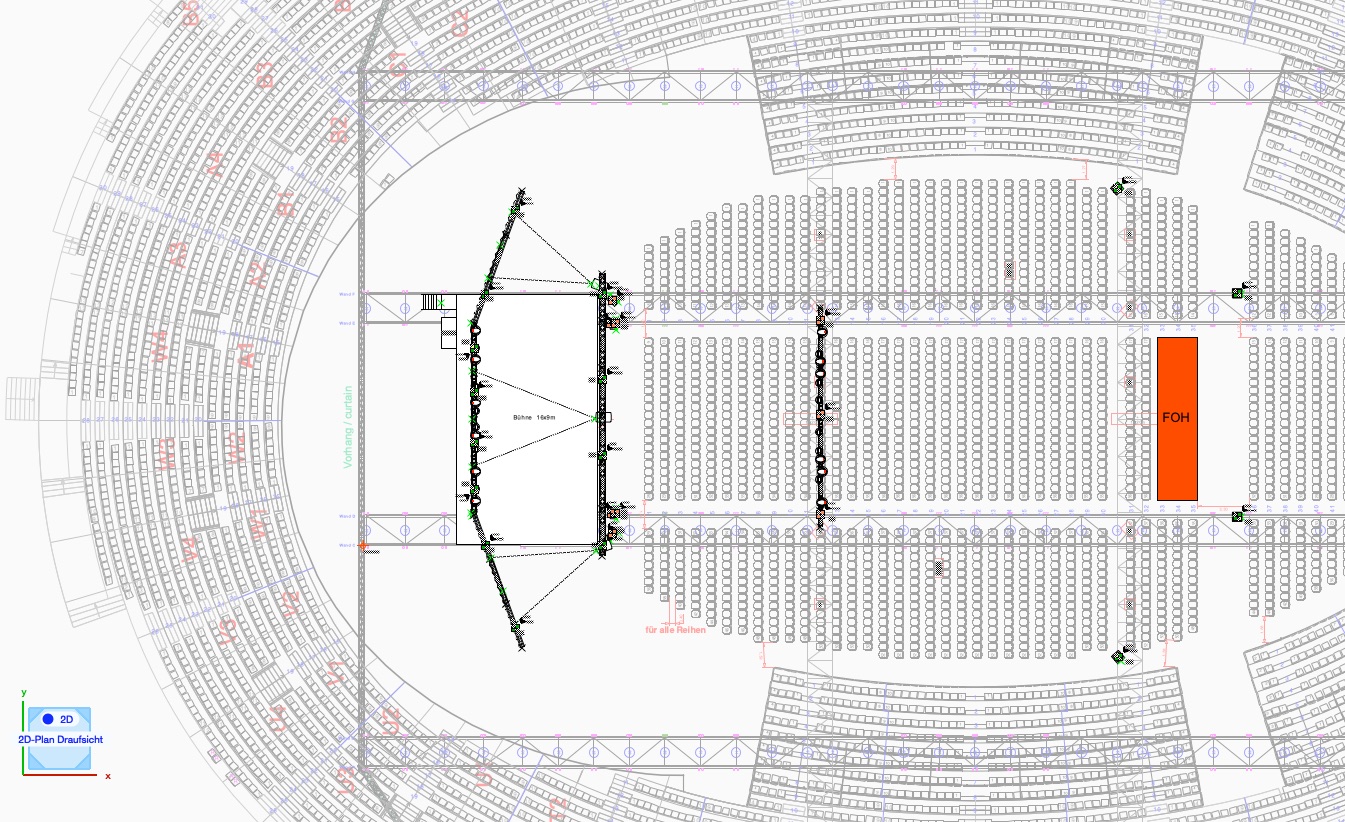 Hallenplan einer Arena mit Bühne, Bestuhlung und markierter Regieposition